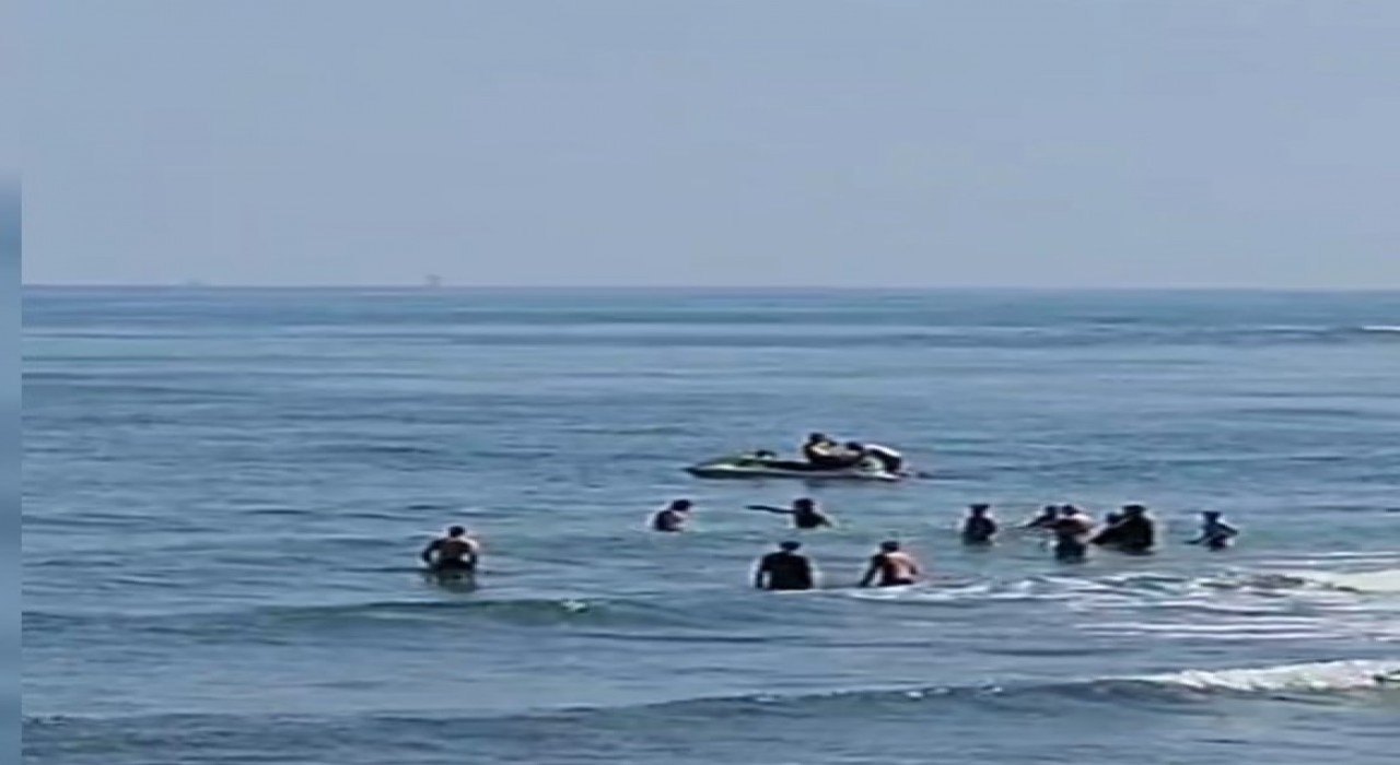 Düzcede denizde boğulma tehlikesi geçiren 4 kişiyi cankurtaranlar kurtardı