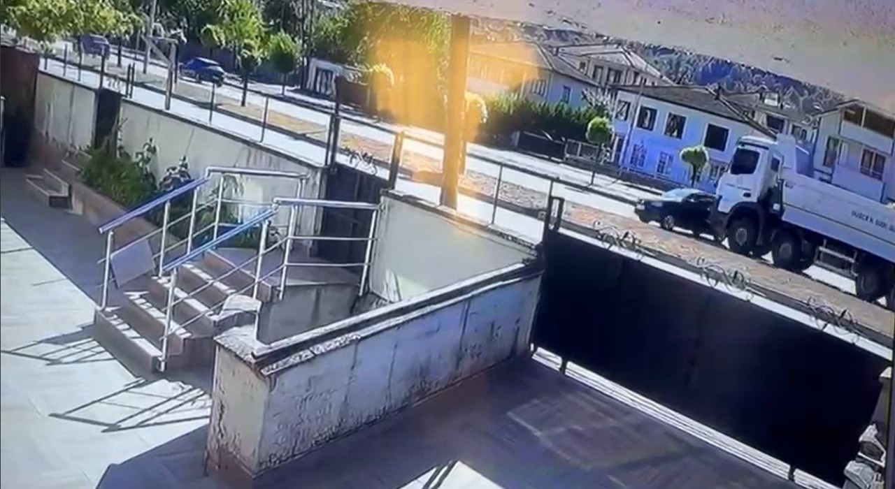 Düzcede kamyon ile otomobil çarpıştı: 1 ölü