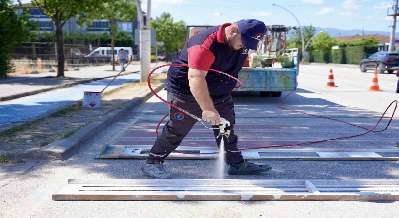 Düzcede yaya çizgileri yenileniyor
