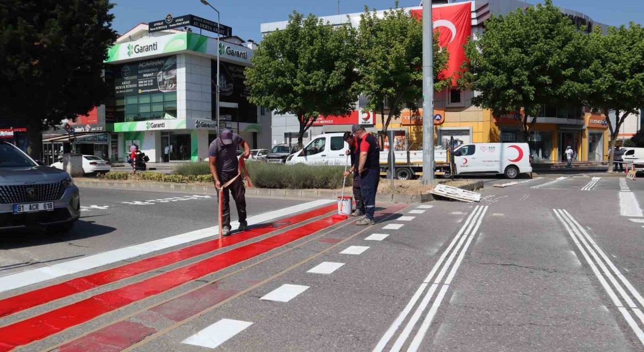 Düzcede yaya geçit çizgileri yenilenerek belirgin hale getiriliyor