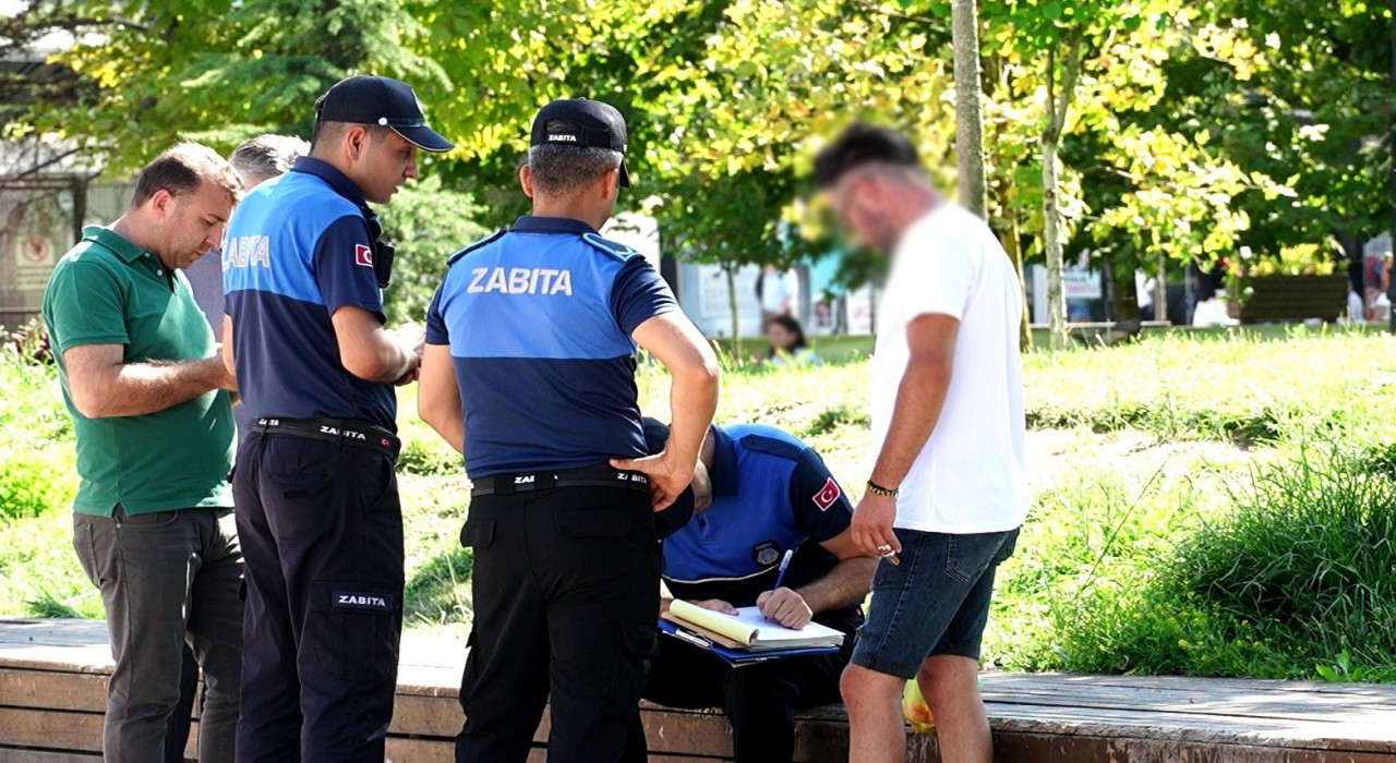 Düzcede yere çöp ve izmarit atanlara cezai işlem uygulanmaya başladı