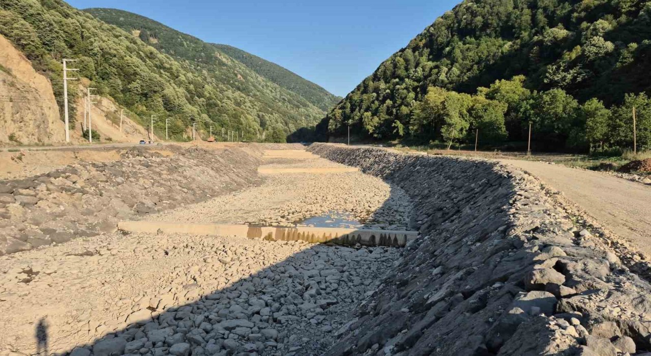 Düzcenin su ihtiyacını karşılayan Uğur Deresi tamamen kurudu