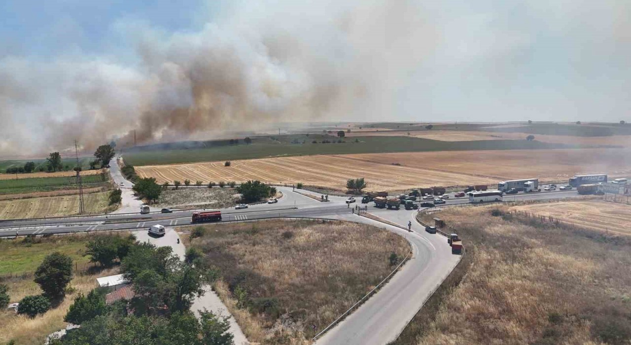 Edirne-Havsa arasında anızda çıkan yangın yolu kapladı: 5 aracın karıştığı kazada 1 kişi yaralandı