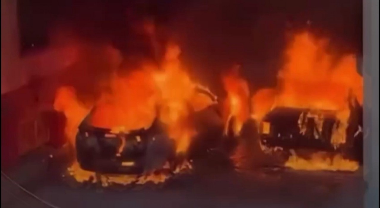 Edirnede 2 otomobil kundaklandı