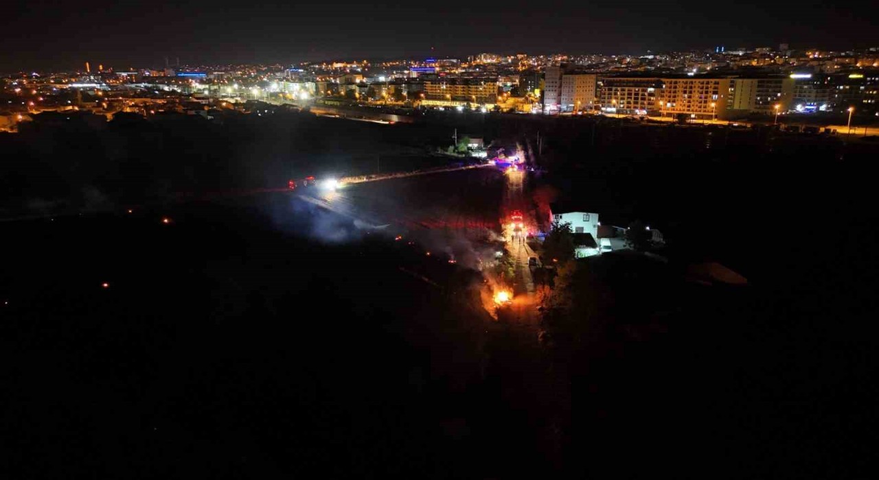 Edirnede anız yangını paniğe neden oldu: Alevler evlere sıçramadan söndürüldü