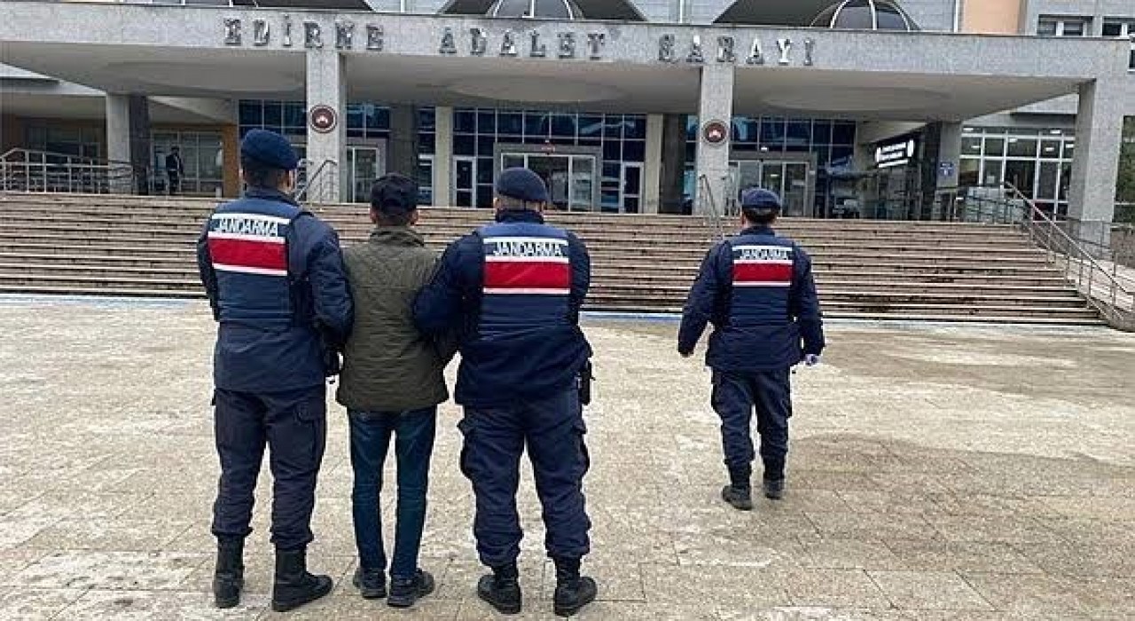 Edirnede aranan 2 kişi sınırda yakalandı