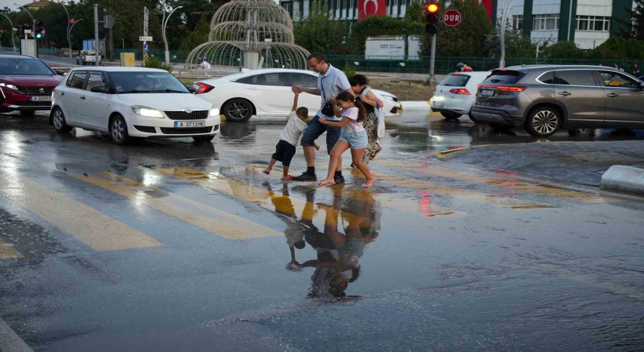 Edirnede içme suyu hattı yine patladı: Cadde göle döndü, vatandaş isyanda