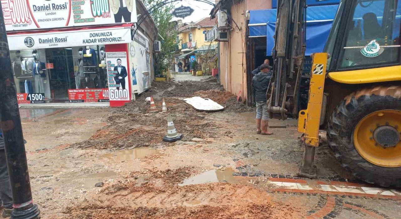 Edirnede lağım suları caddeyi bastı