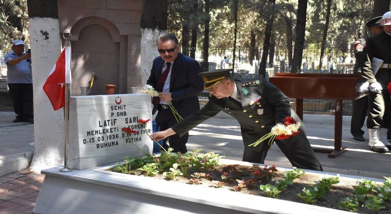 Edremitte 15 Temmuz etkinlikleri şehitlik ziyaretiyle başladı