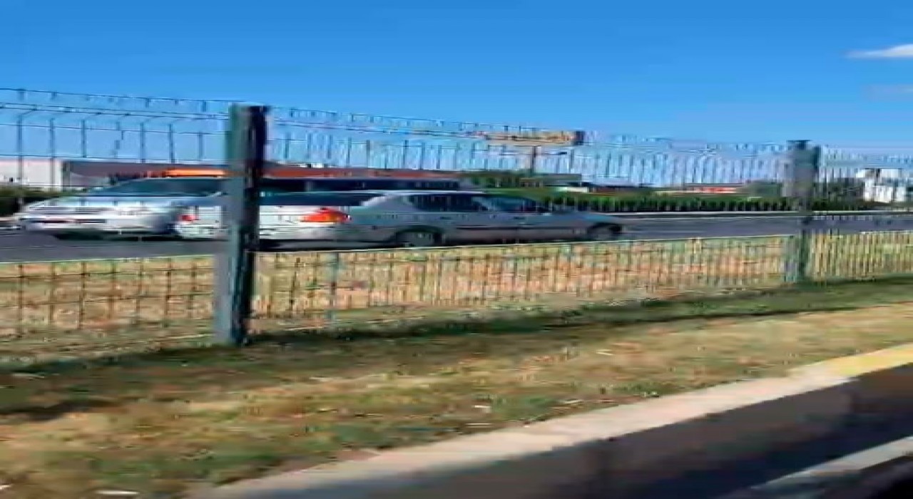 Edremitte karayolunda ters yönde giden araç paniği