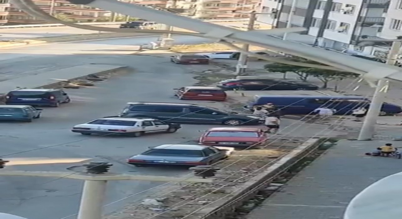 Edremitte sopalı alacak verecek kavgası kameraya yansıdı