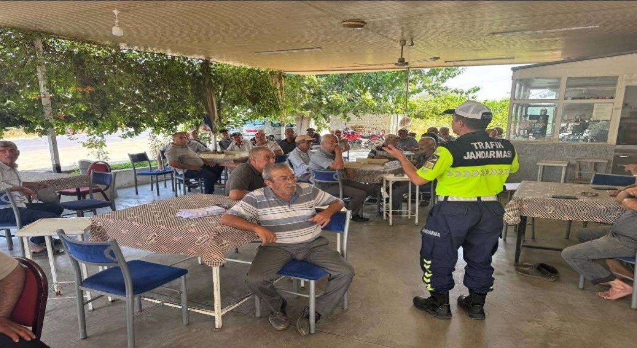 Efelerde motosiklet sürücülerine kask ve güvenli sürüş eğitimi