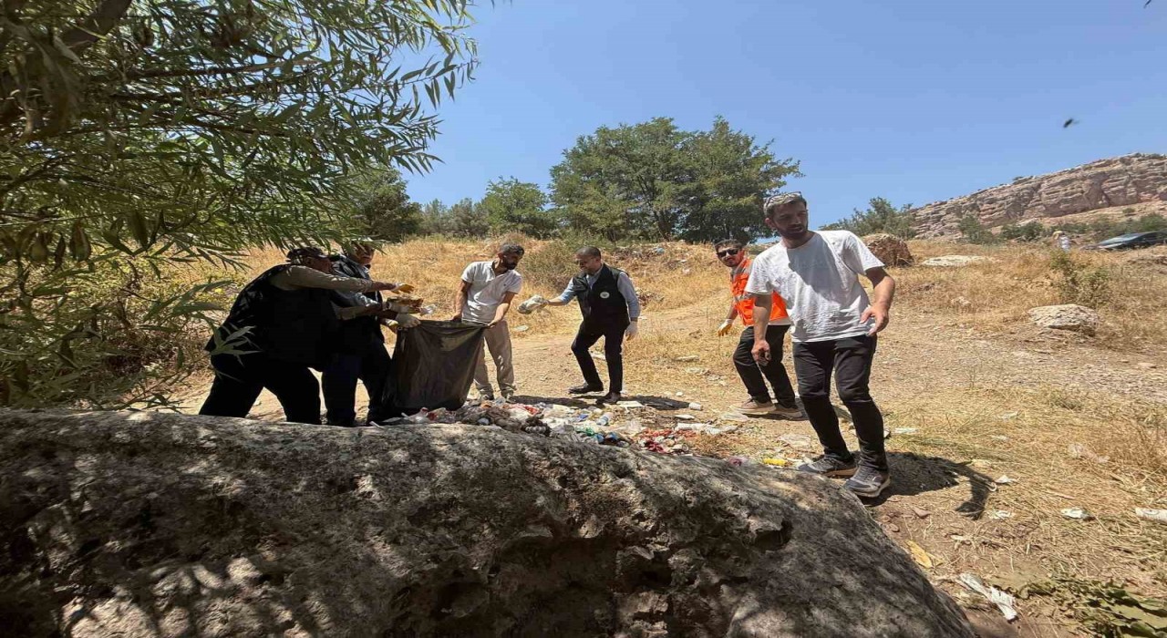 Eğil Belediye Başkanı ve personel piknik alanında çöpleri temizledi