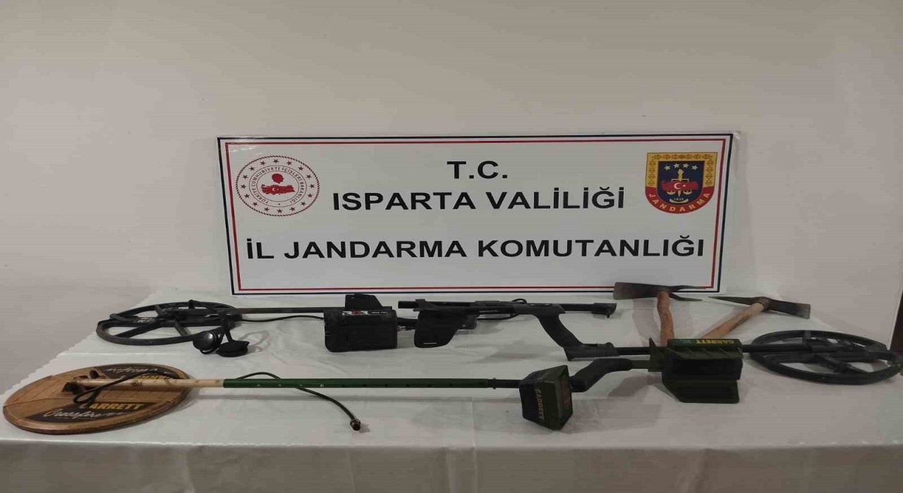 Eğirdirde şüphelenilen 4 kişiden kazma ve dedektörler ele geçirildi
