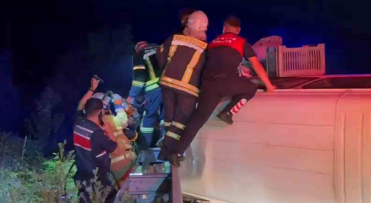 Ekmek aracı traktöre çarptı: 2 yaralı