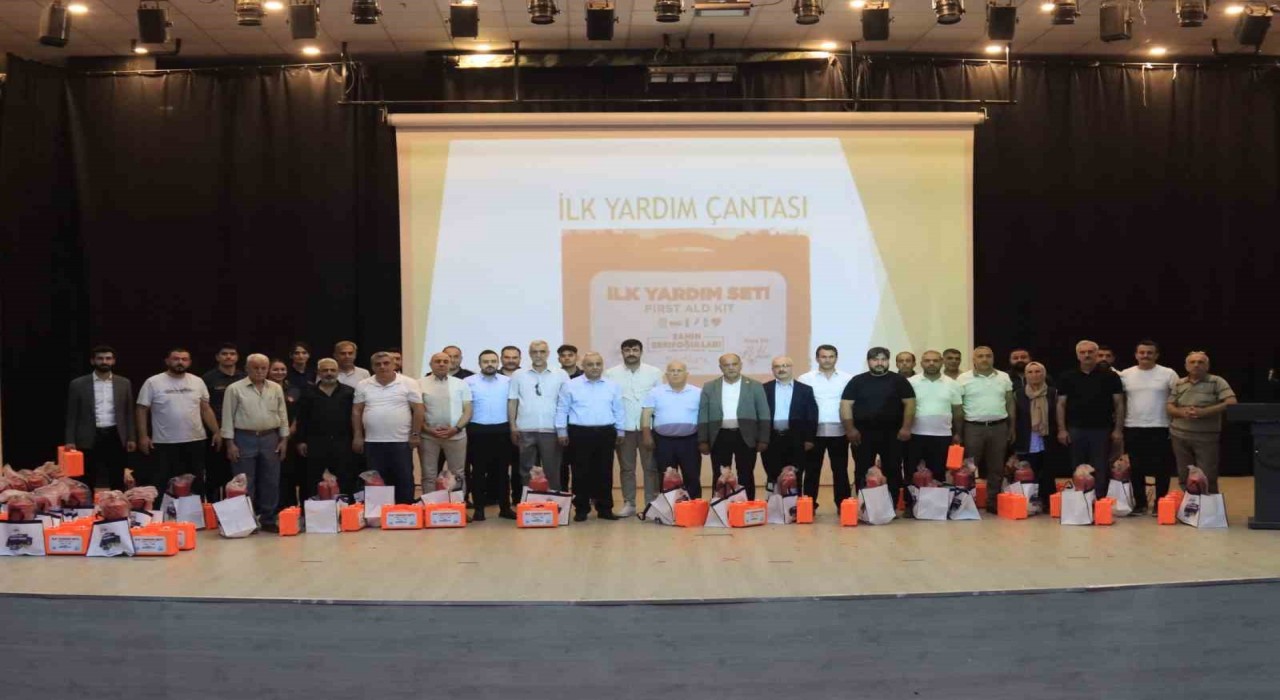 Elazığ Belediyesi muhtarlara ilk yardım ve yangın söndürme tüpü dağıttı