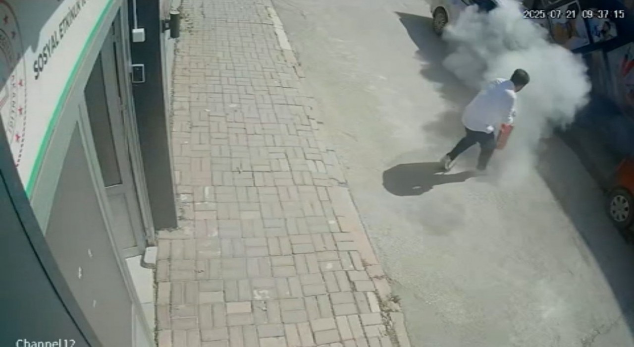 Elazığda araç yangını güvenlik kameralarına yansıdı