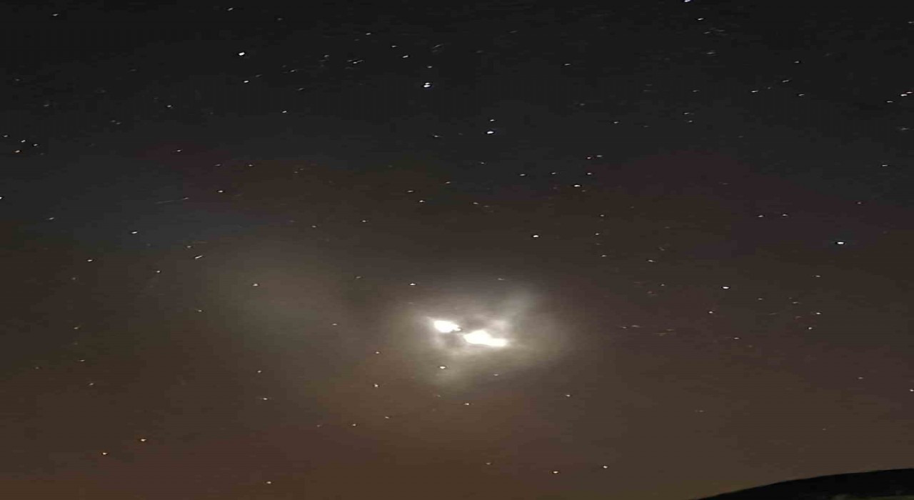 Elazığda gece saatlerinde gökyüzünde görülen ışık hüzmesi heyecanlandırdı