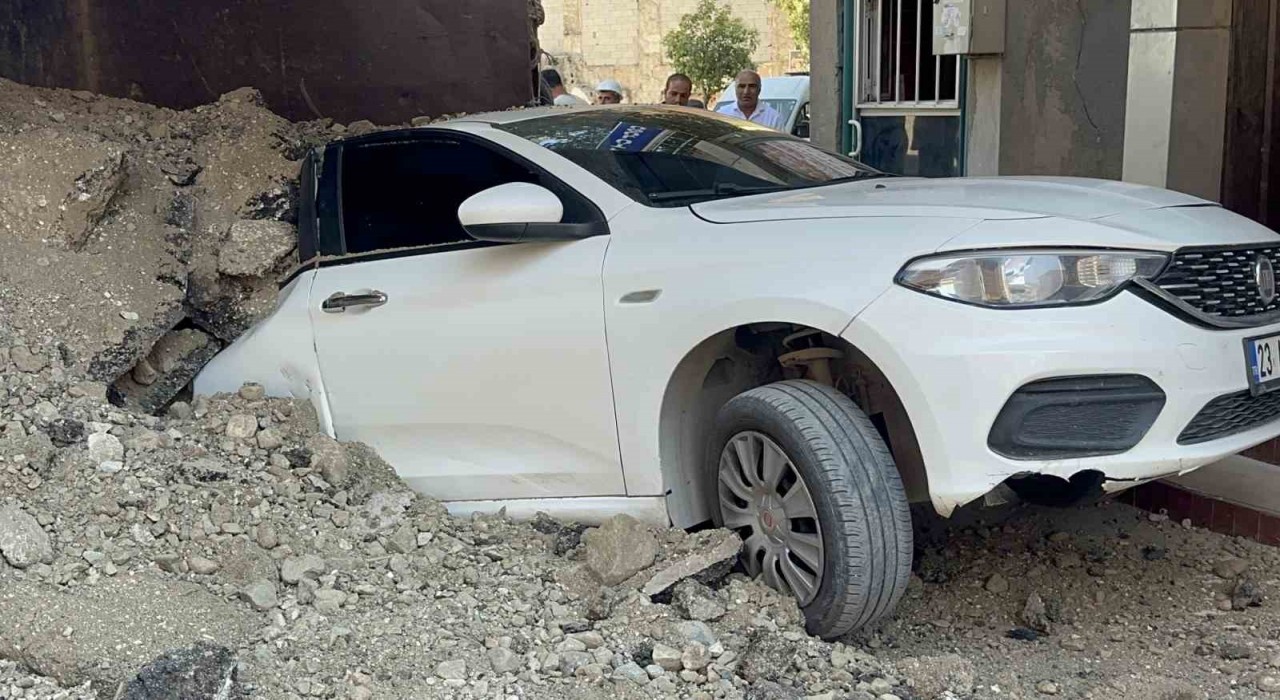 Elazığda hafriyat kamyonu otomobilin üzerinde devrildi: 1 yaralı