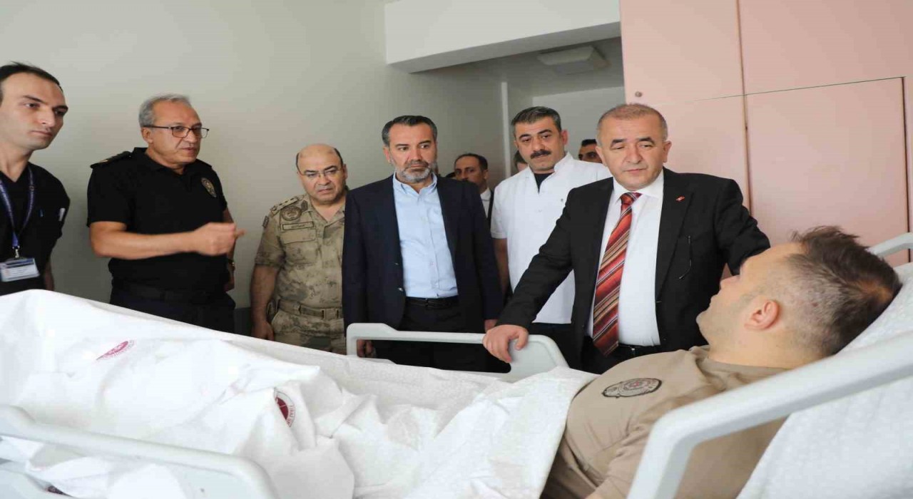 Elazığda il protokolü çatışmada yaralanan polisi ziyaret etti