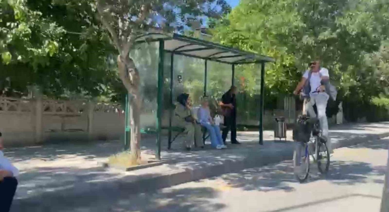 Elazığda ilginç görüntü: Yüksek bisikletiyle caddede tur attı
