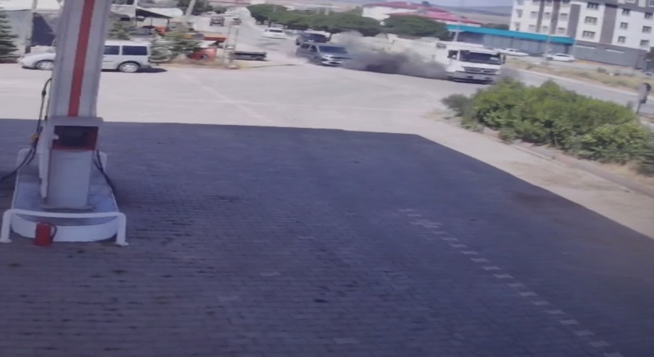 Elazığda lastiği patlayan kamyonun tel örgülere çarptığı kaza kamerada