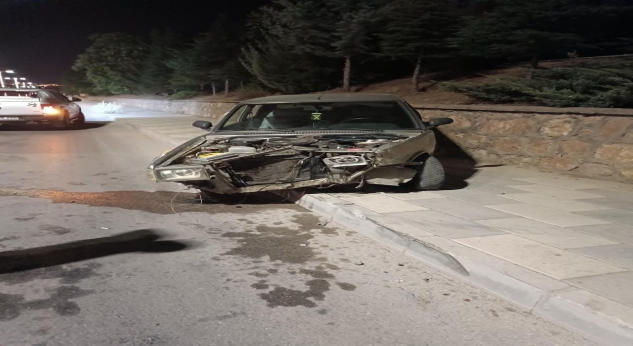 Elazığda otomobil duvara çarptı: 1 yaralı