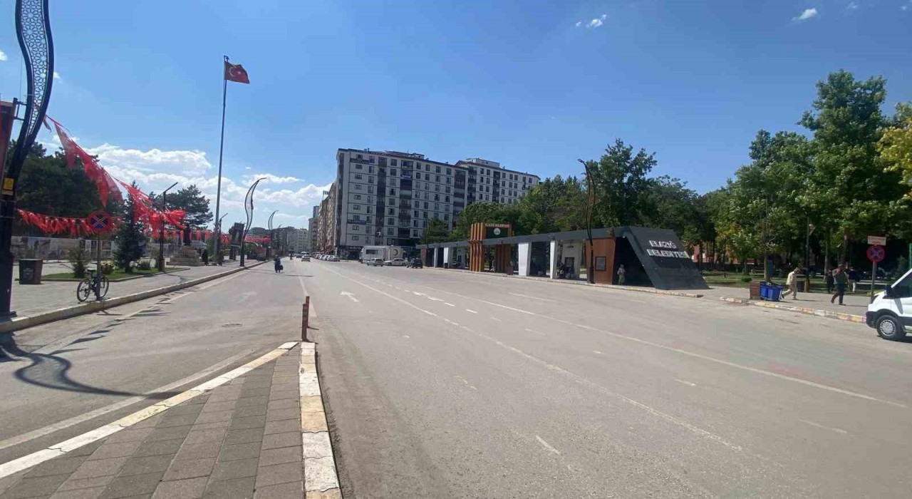 Elazığda sıcaklık 40 dereceye yaklaştı, caddeler boş kaldı