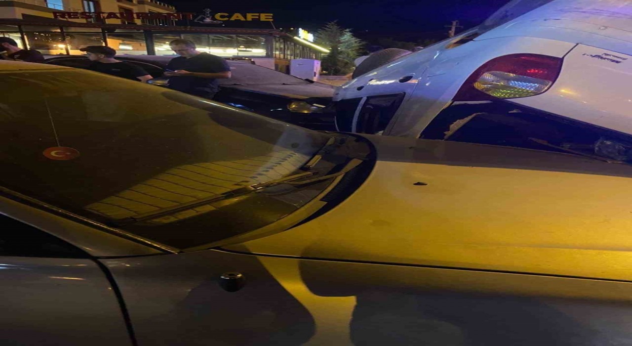 Elazığda takla atan otomobil, park halindeki araçlara çarptı