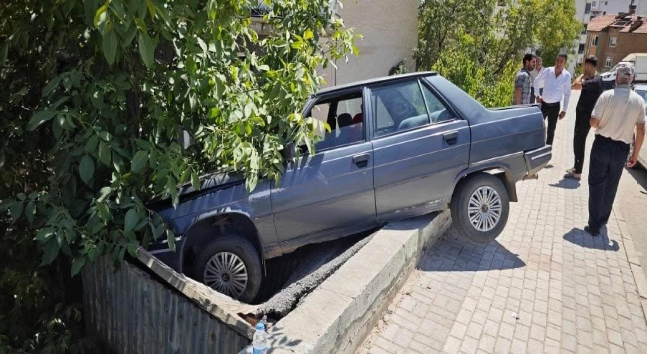 Elazığda tekeri patlayan otomobil, kömürlüğün üzerine çıktı