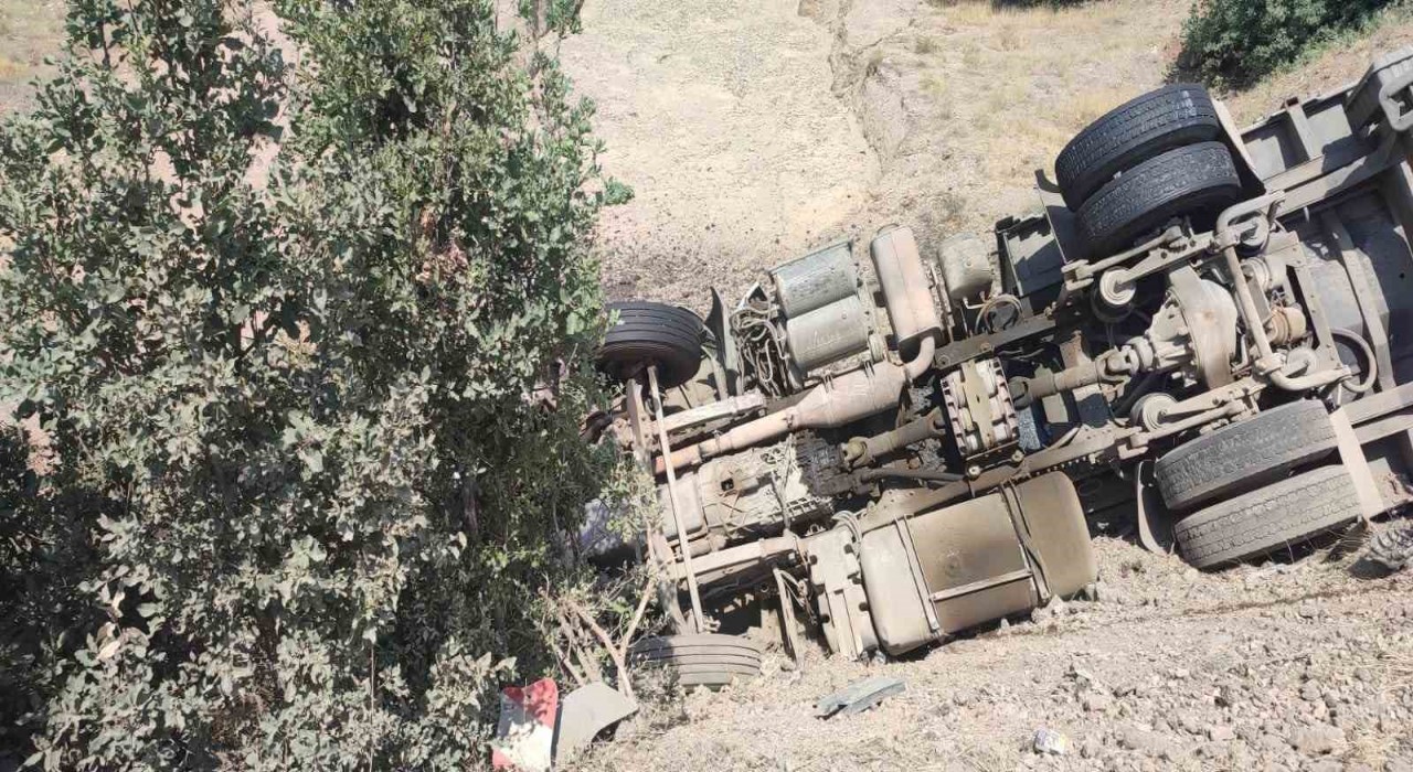 Elazığda tır devrildi: 1 yaralı