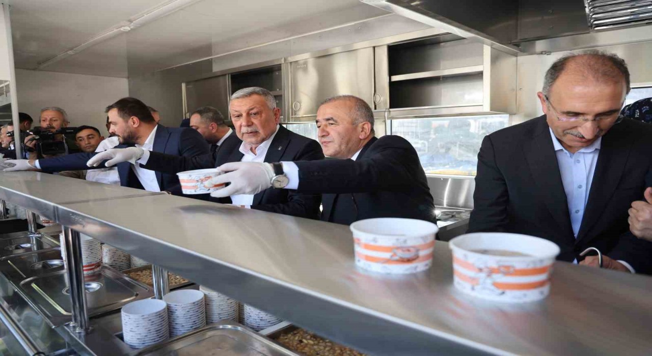 Elazığda vatandaşlara aşure ikram edildi