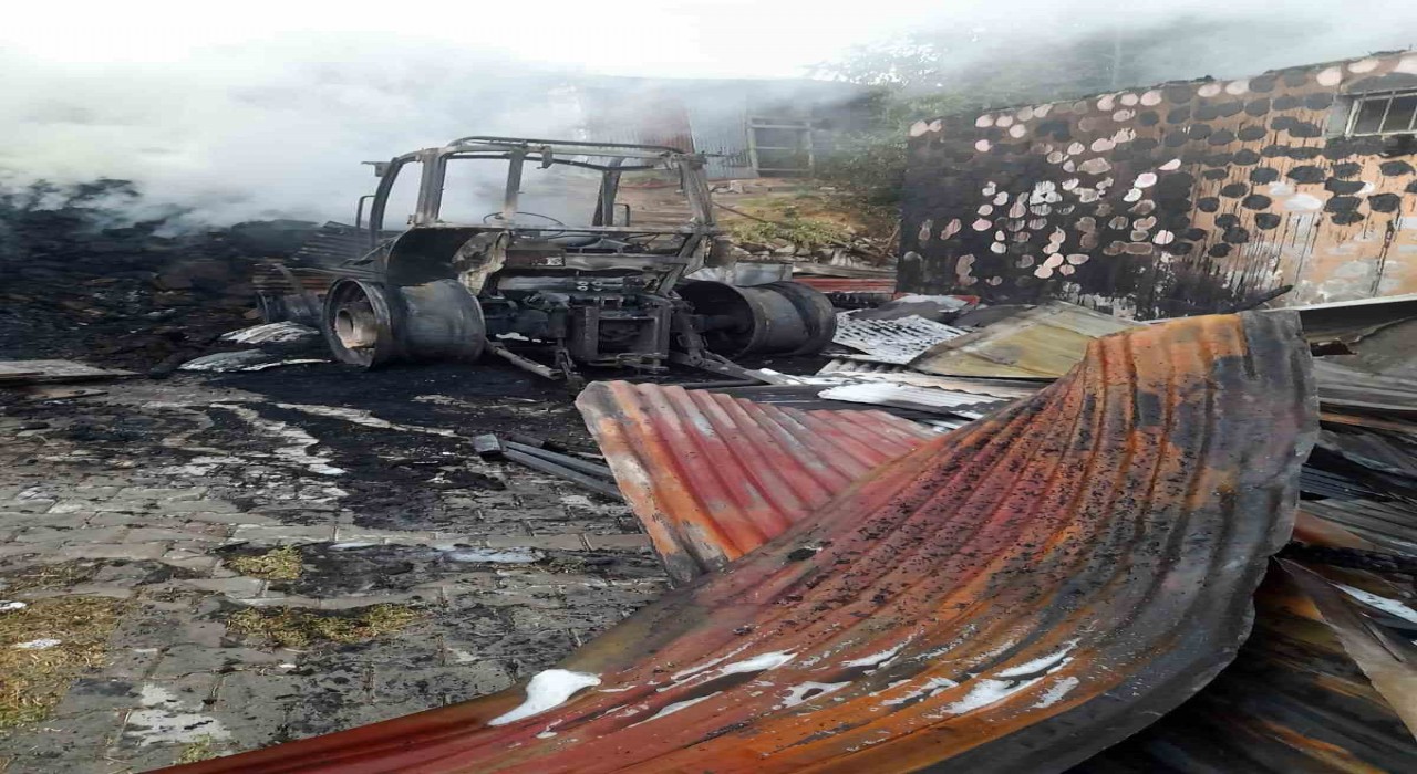 Elazığda yanan traktör kullanılmaz hale geldi