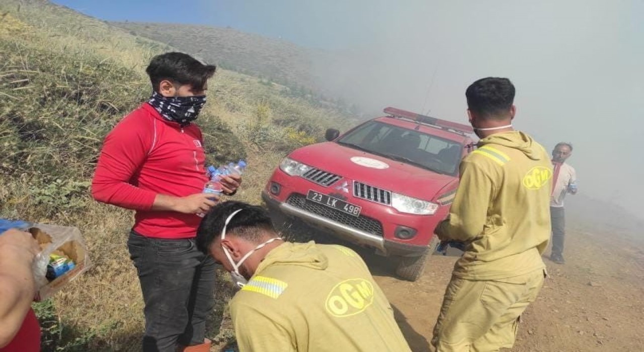 Elazığda yeniden başlayan örtü yangınına müdahale ediliyor