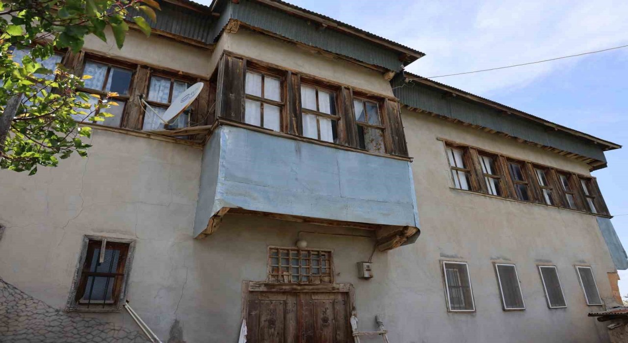 Elazığdaki Kırk kapılı konak tarihe ışık tutmaya devam ediyor
