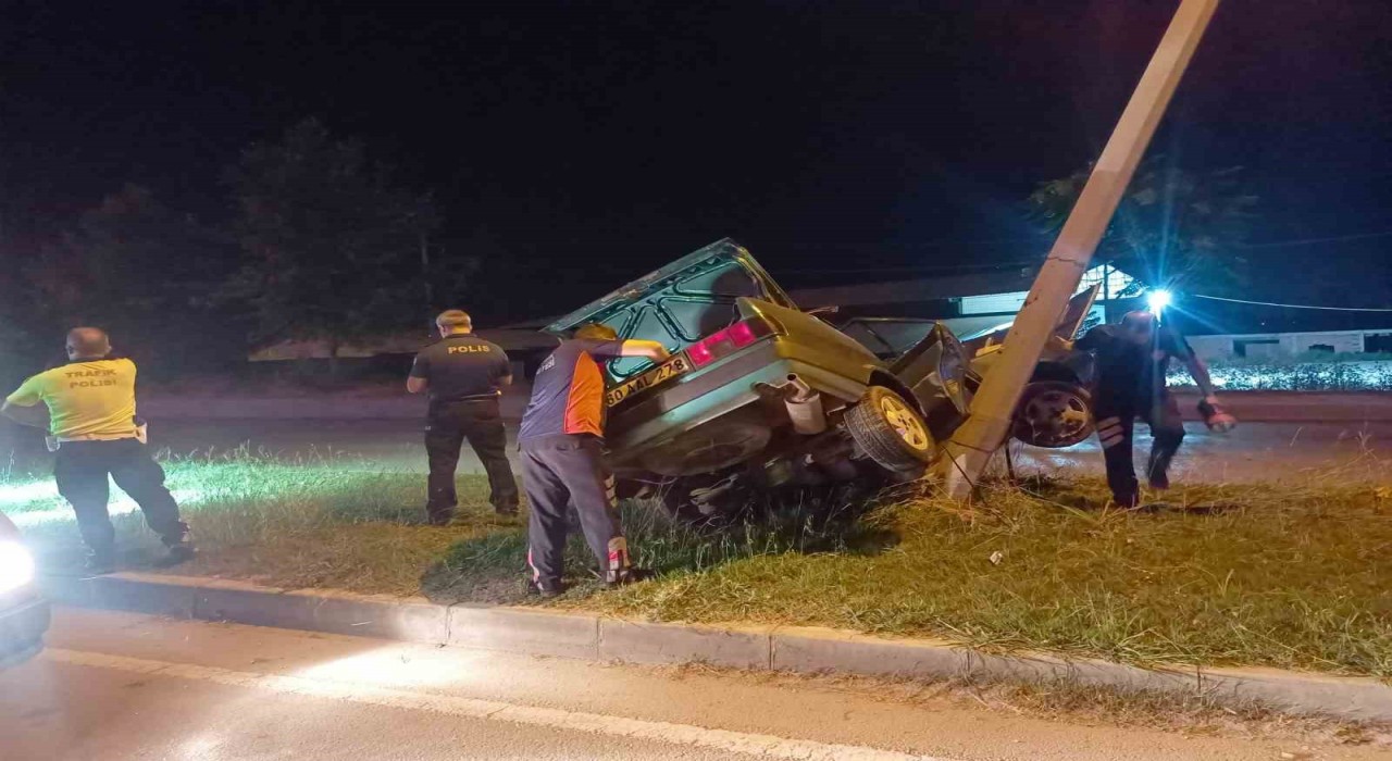 Elektrik direğine çarpan Tofaş hurdaya döndü