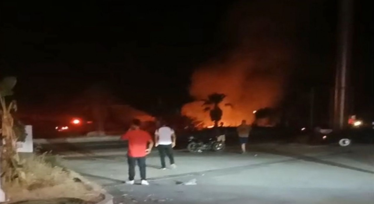 Elektrik trafosunda başlayıp otluk alana sıçrayan yangın büyümeden söndürüldü