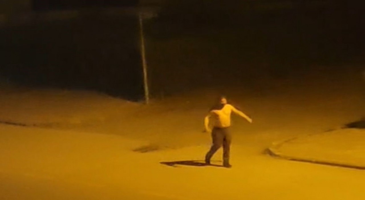 Elinde bıçakla sokak ortasında bağırdı: Adam olun lan, ben buradayım