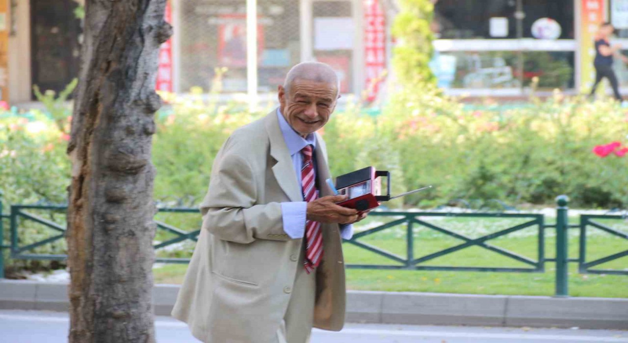 Elinde teyp ile sokak sokak gezerek müzik dinliyor