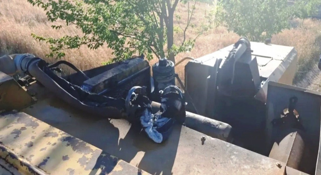 Emette biçerdöverdeki yangını köylüler su tankeriyle söndürdü