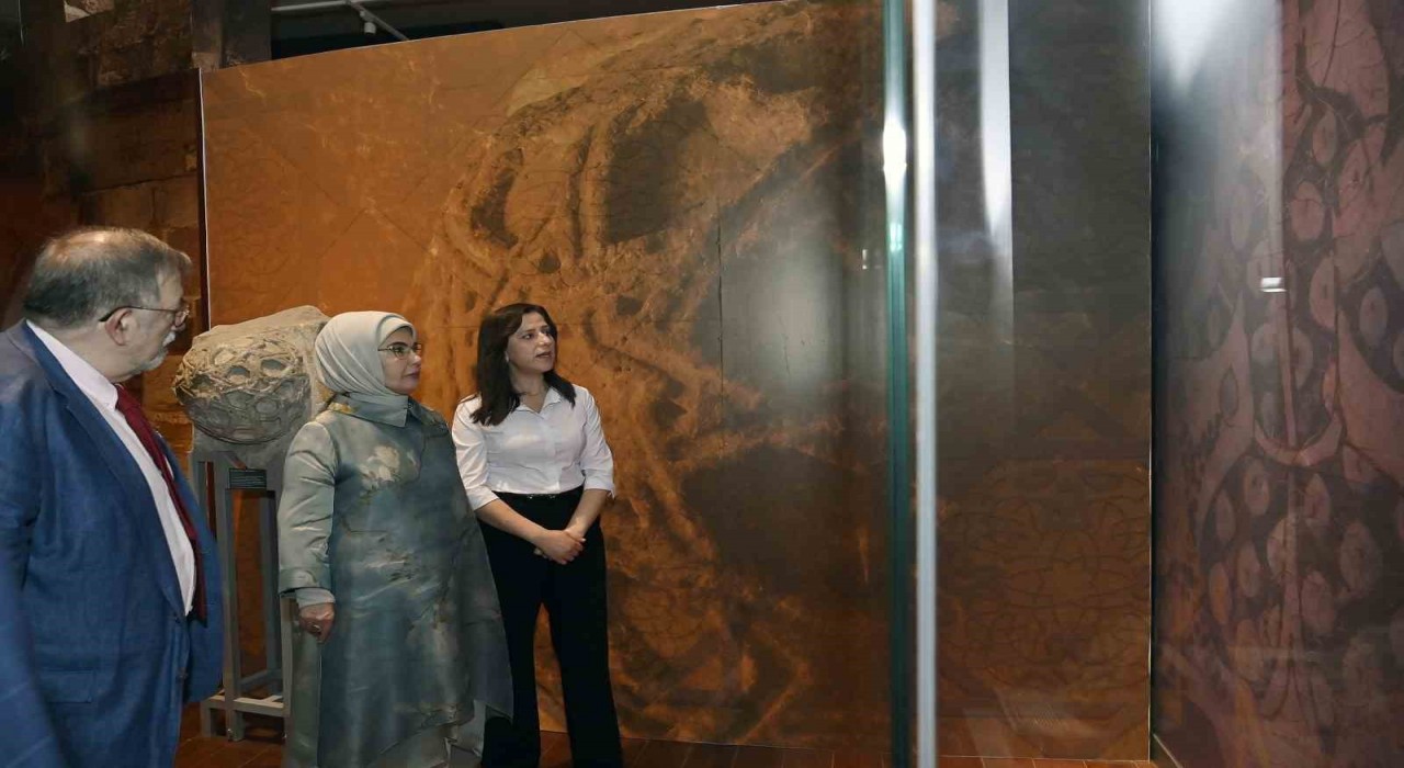 Emine Erdoğan Anadolu Selçukluları Sergisini ziyaret etti
