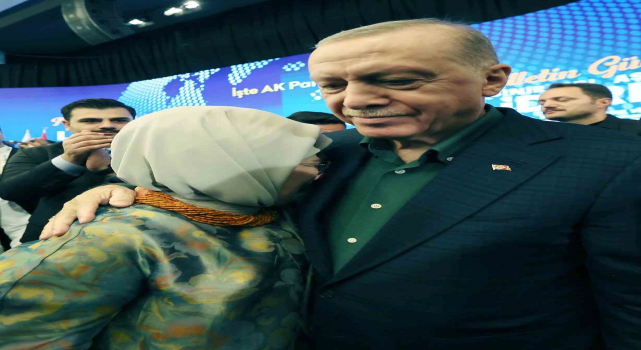 Emine Erdoğan, Cumhurbaşkanı Erdoğanın konuşması sırasında duygulandı