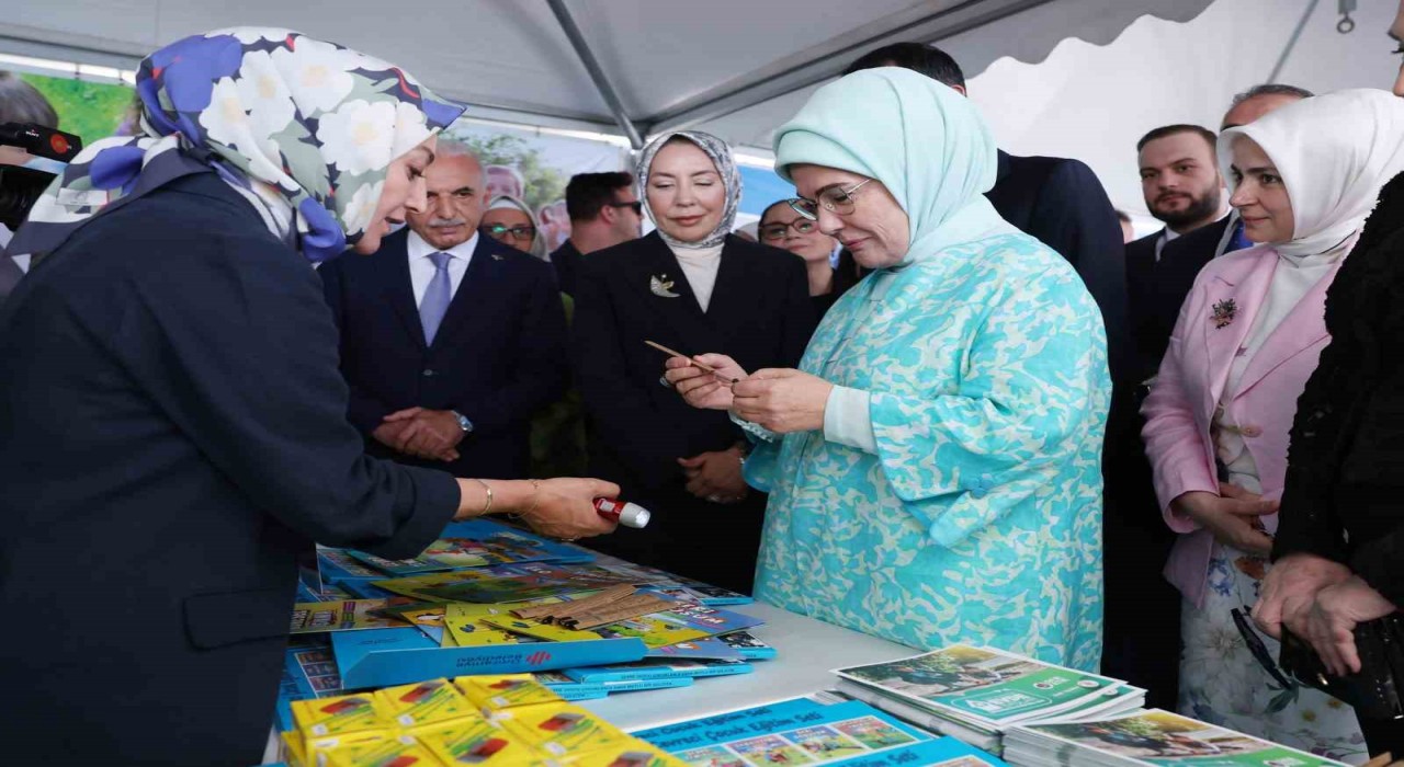 Emine Erdoğan, Ümraniye Çevre Şenliğinde çocuklarla birlikte teraryum hazırladı