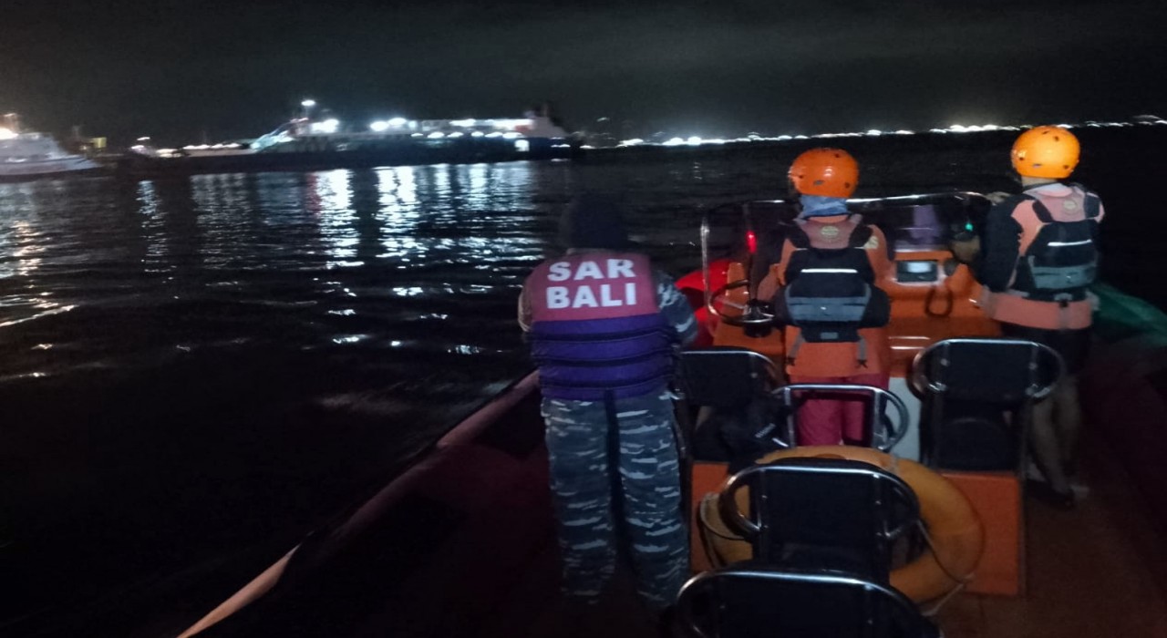 Endonezyada turistik Bali Adasına giden feribot battı: 4 ölü, 31 kayıp