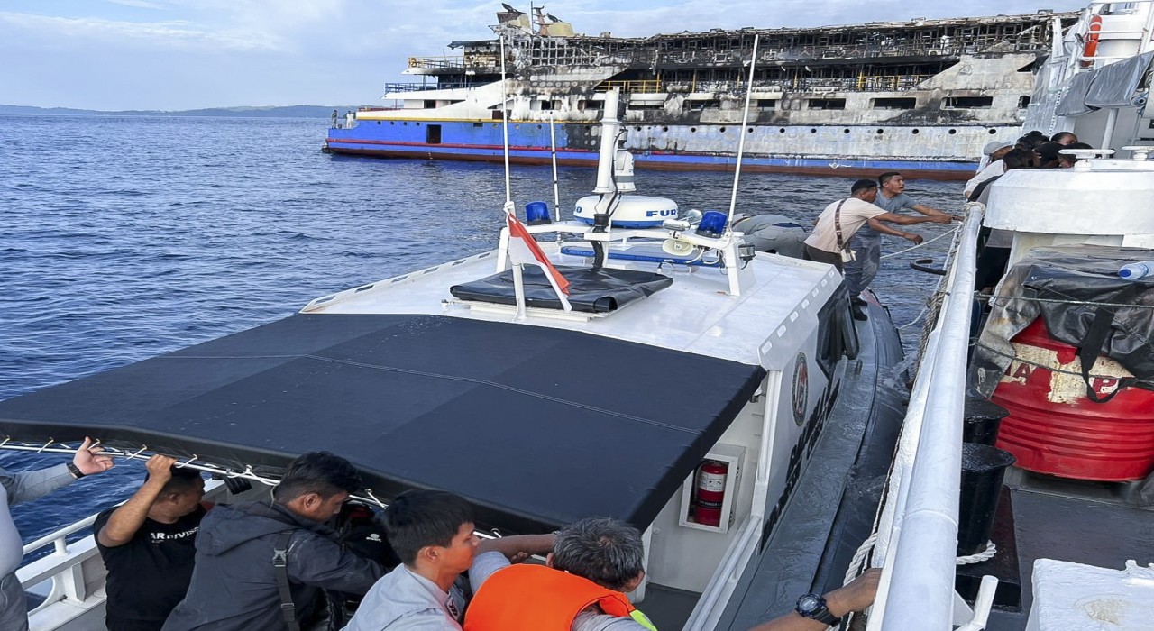 Endonezyaya 3 kişinin öldüğü feribot yangınında 568 kişi kurtarıldı