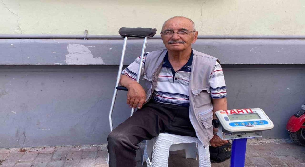 Engelli aracıyla Hamamyoluna geliyor, tartıyla geçimini sağlıyor