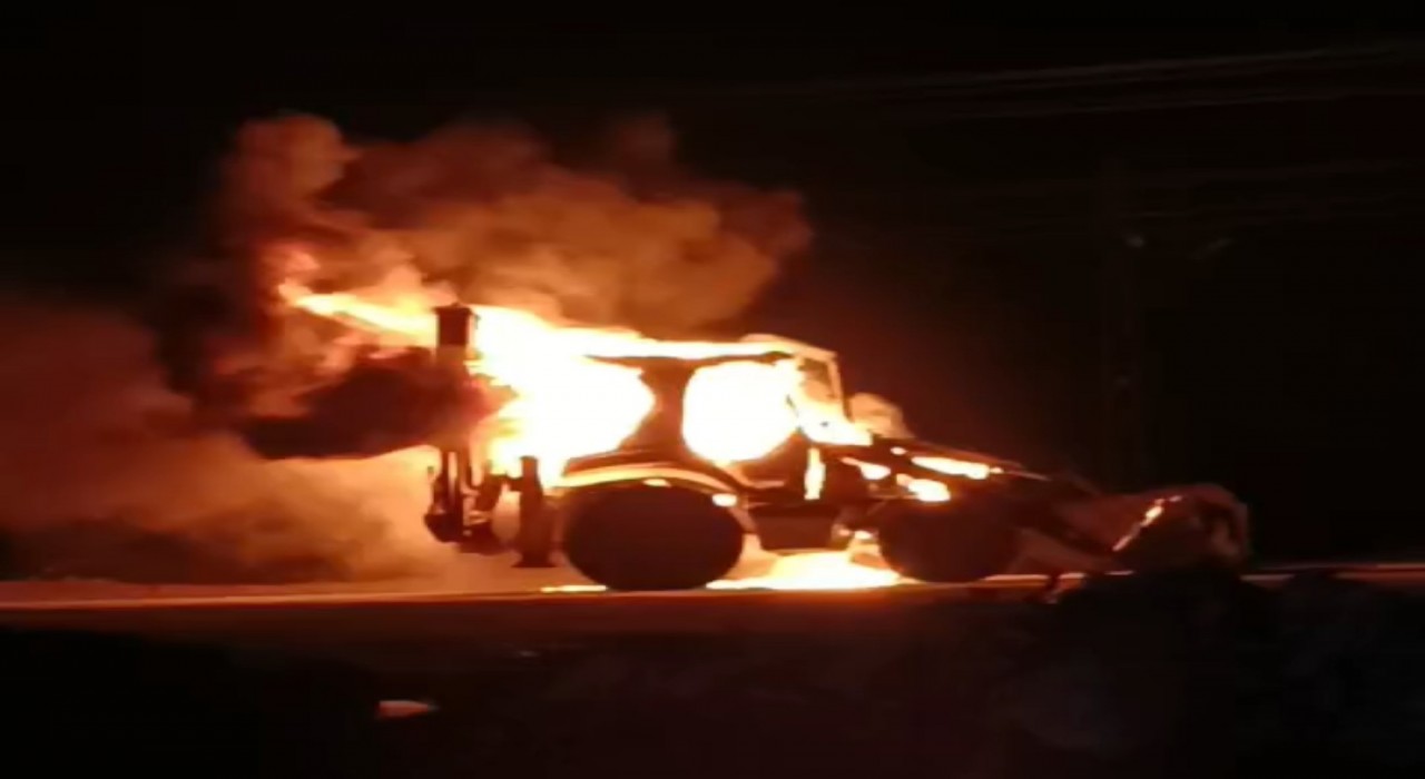 Ercişte iş makinesi alev alev yandı