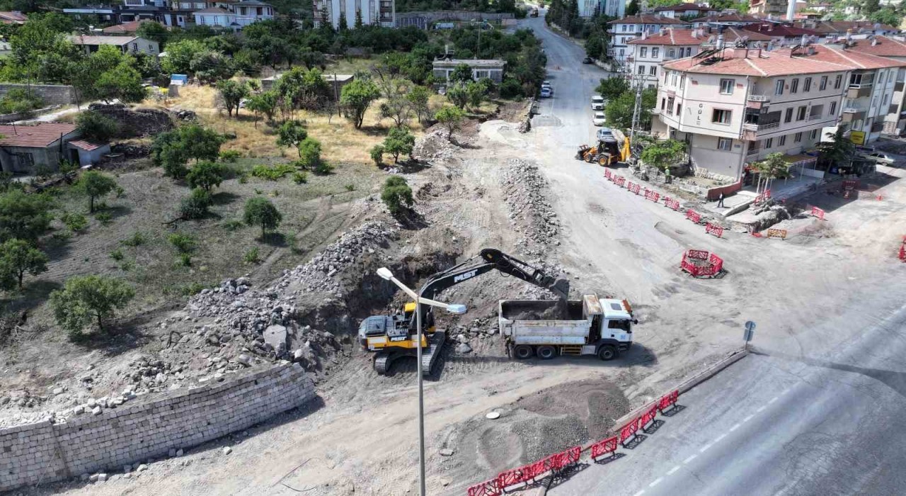 Erciyes Mahallesinde yol genişletme çalışmaları sürüyor