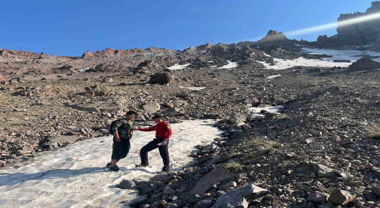 Erciyeste 3 bin 350 metre yükseklikte mahsur kalan dağcı kurtarıldı
