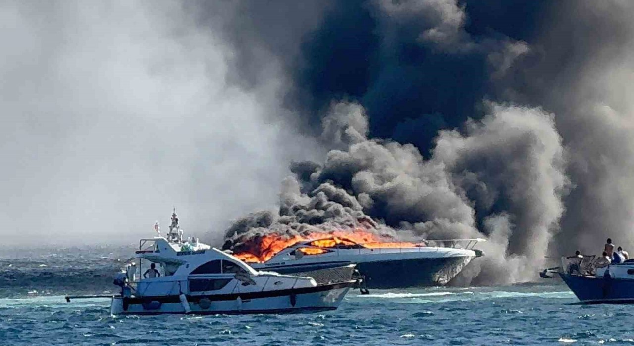 Erdek açıklarında lüks yat alev alev yandı